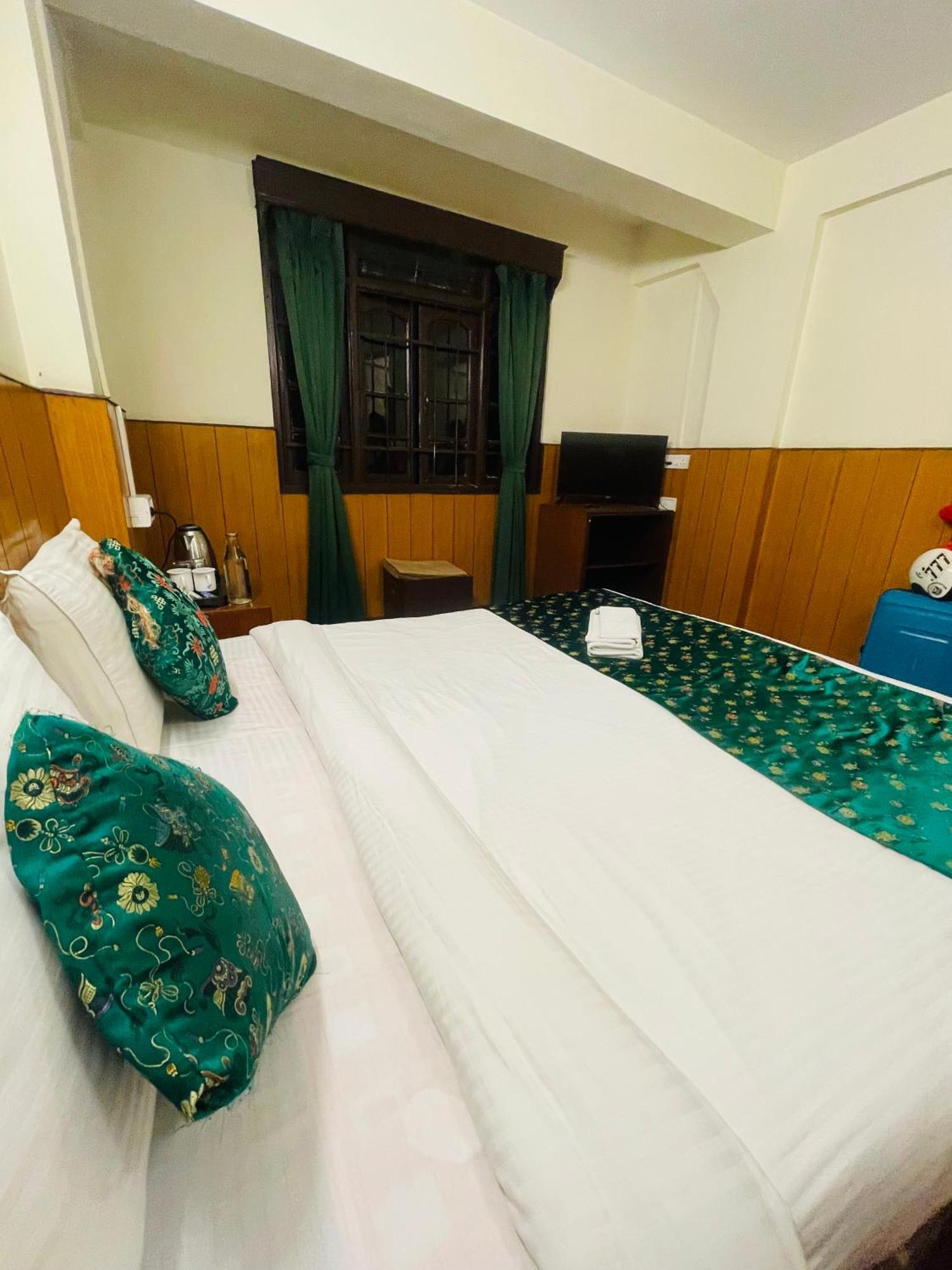 Hotel Palm Street Near Taj Agra  Kültér fotó