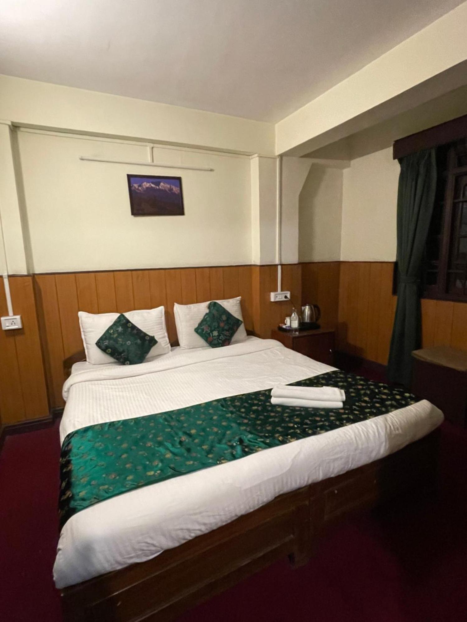 Hotel Palm Street Near Taj Agra  Kültér fotó