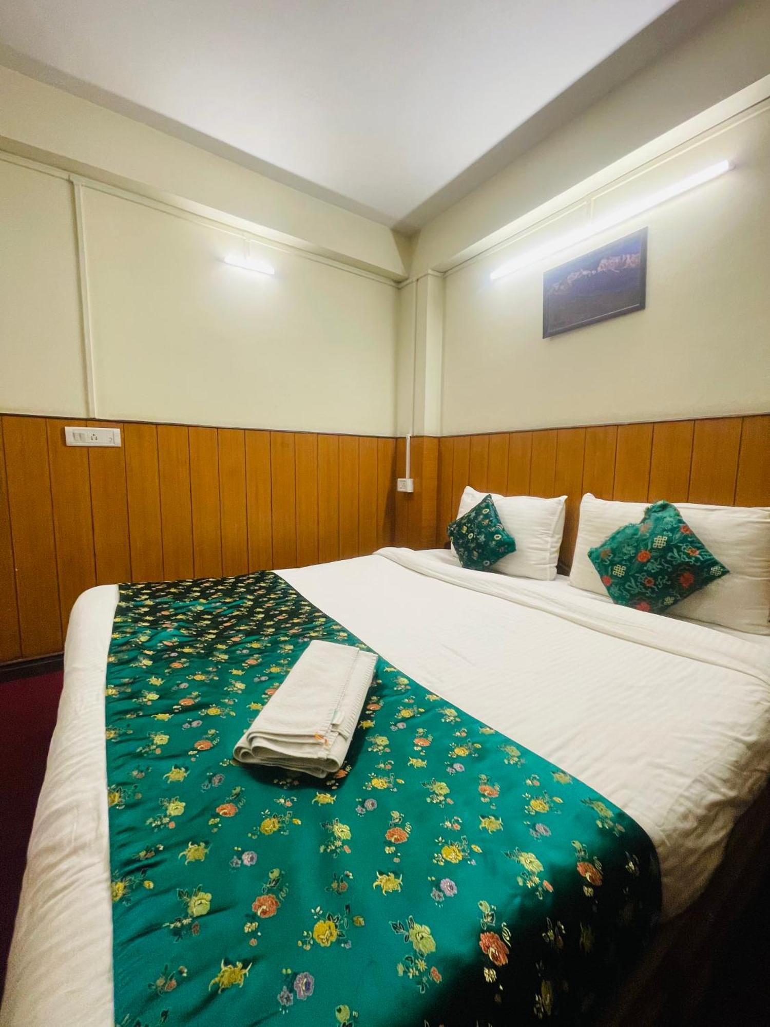 Hotel Palm Street Near Taj Agra  Kültér fotó